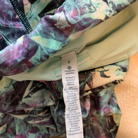 Lulu lemon 🍋 adorable print athletic leggings. - Picture 4 of 5